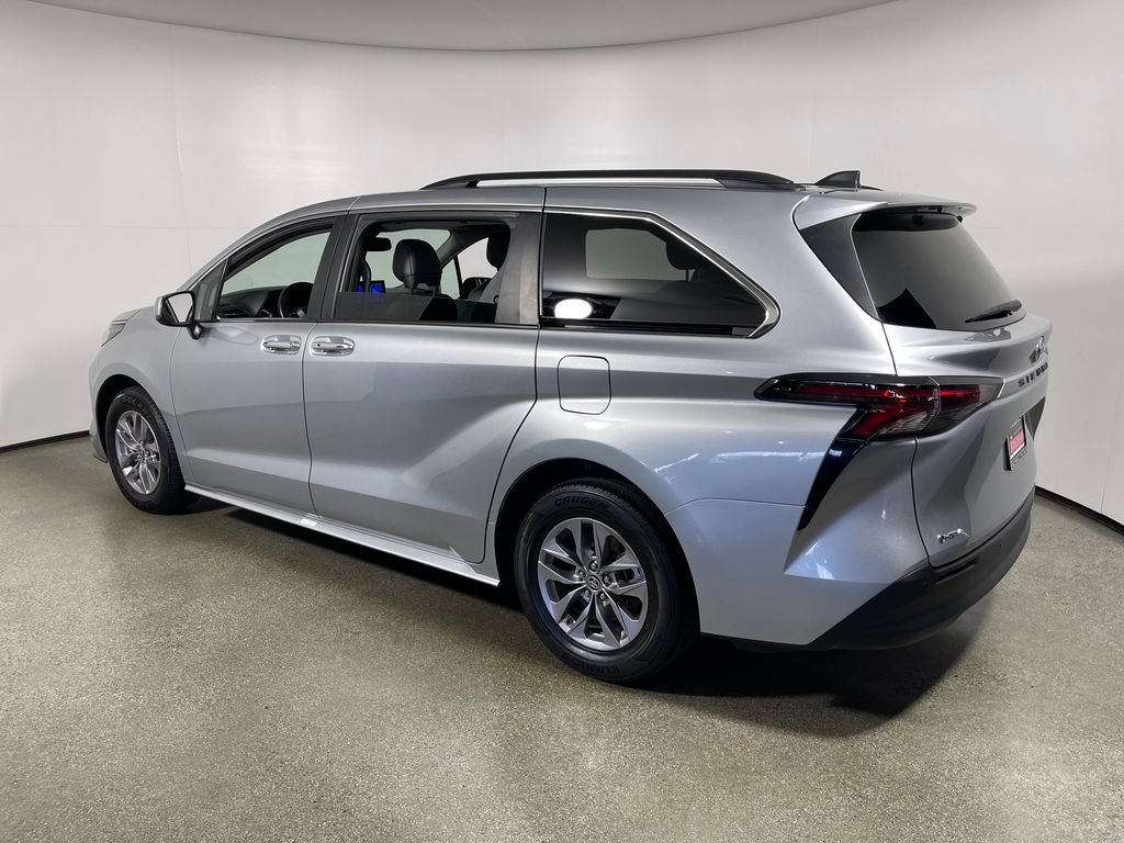 Certified 2025 Toyota Sienna XLE FWD image 5