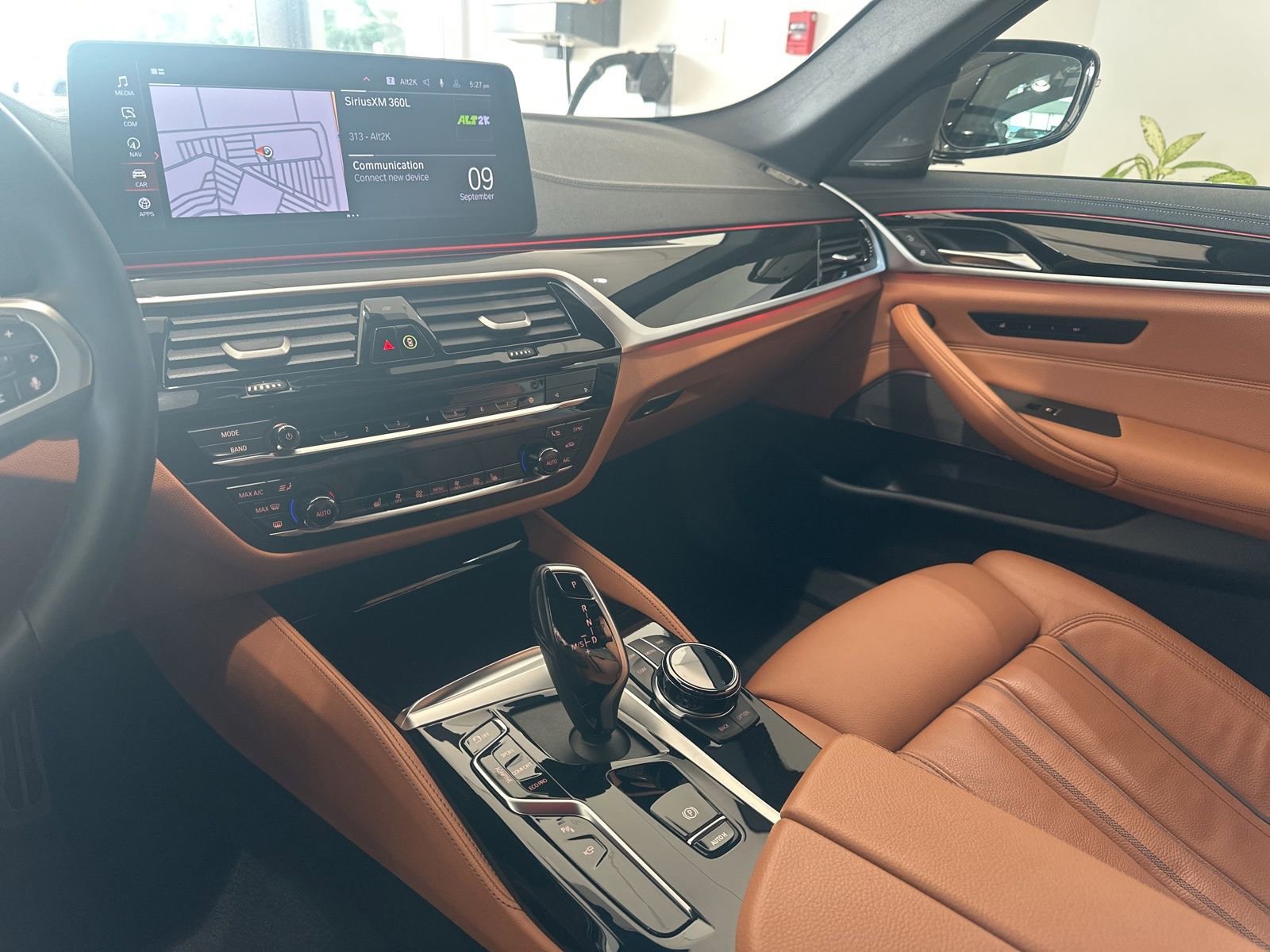 Used 2023 BMW M550i xDrive w/ Dynamic Handling Package image 22