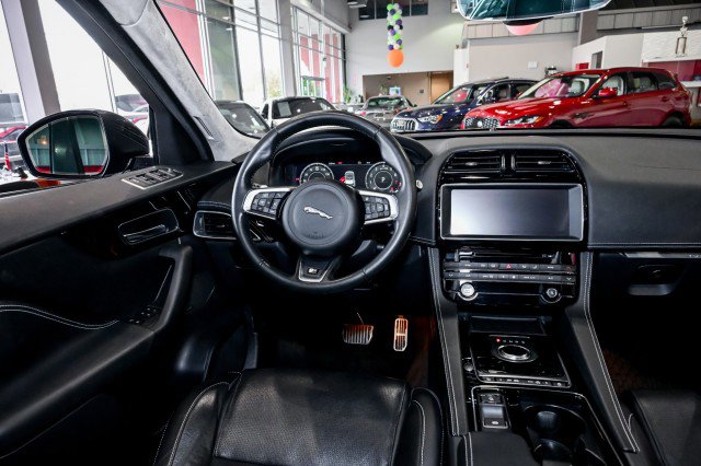 Used 2019 Jaguar F-PACE R-Sport image 31