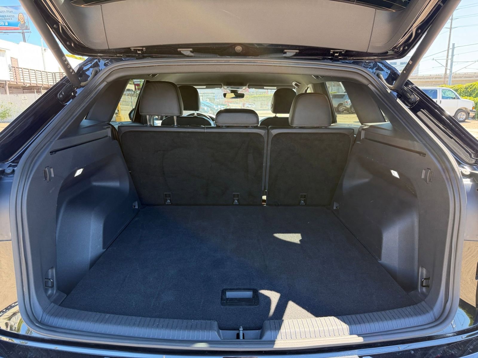 Used 2025 Volkswagen Atlas Cross Sport SE image 31