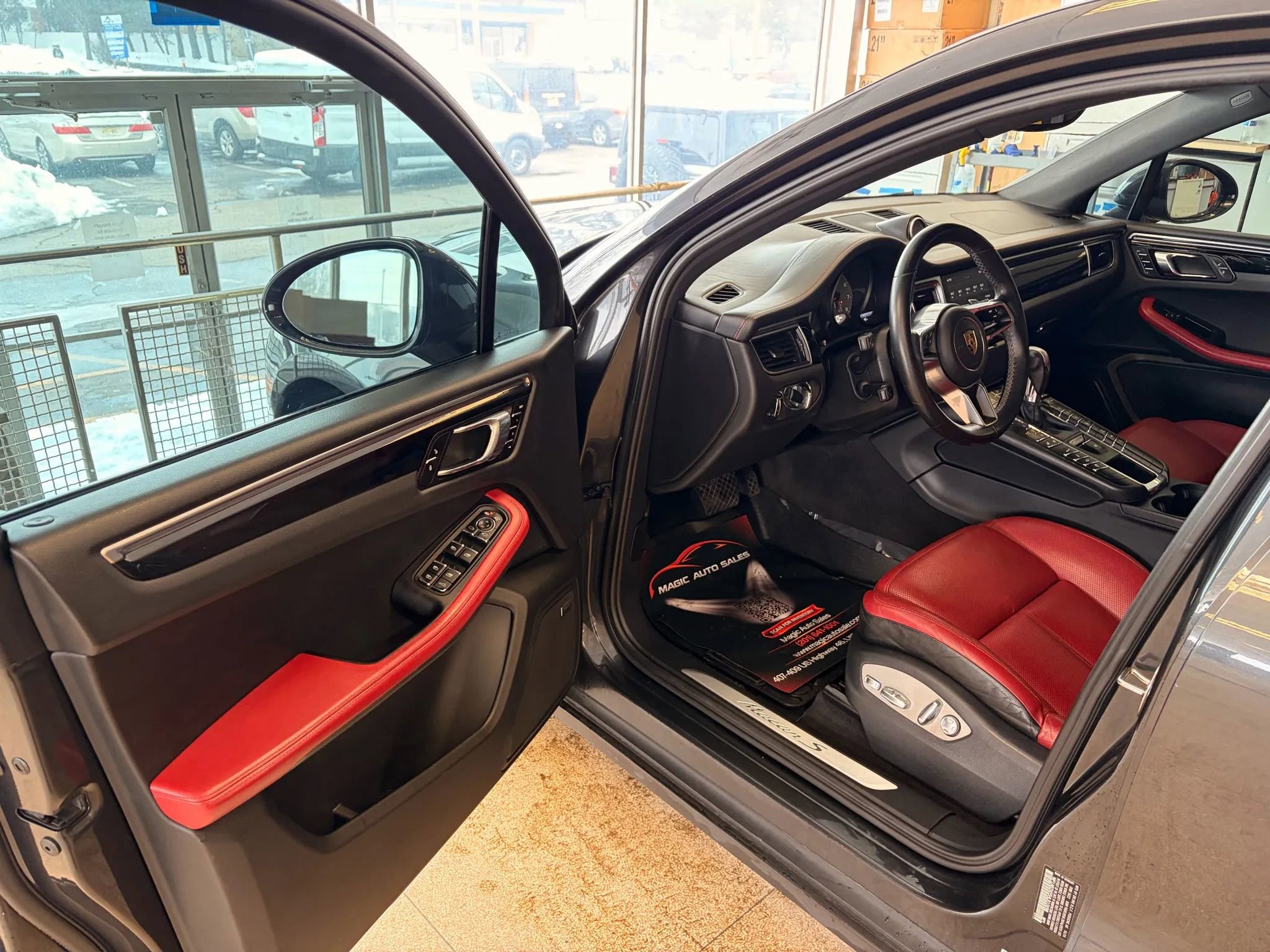 Used 2017 Porsche Macan S image 10