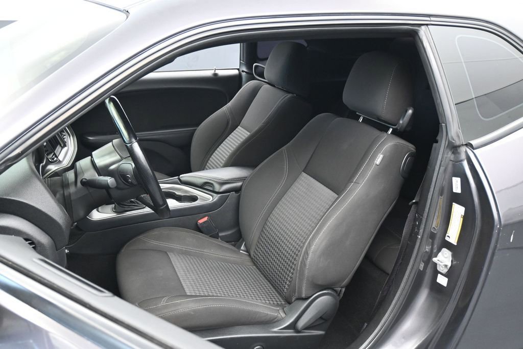 Used 2022 Dodge Challenger SXT w/ Driver Convenience Group RWD image 10