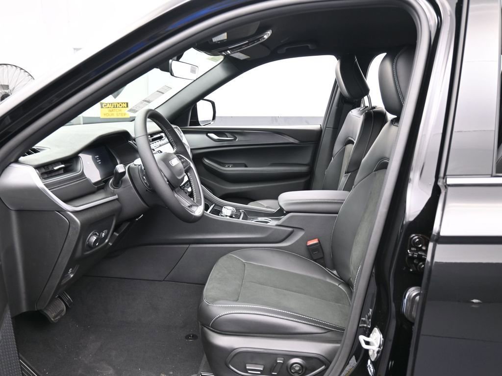 New 2025 Jeep Grand Cherokee Altitude image 11