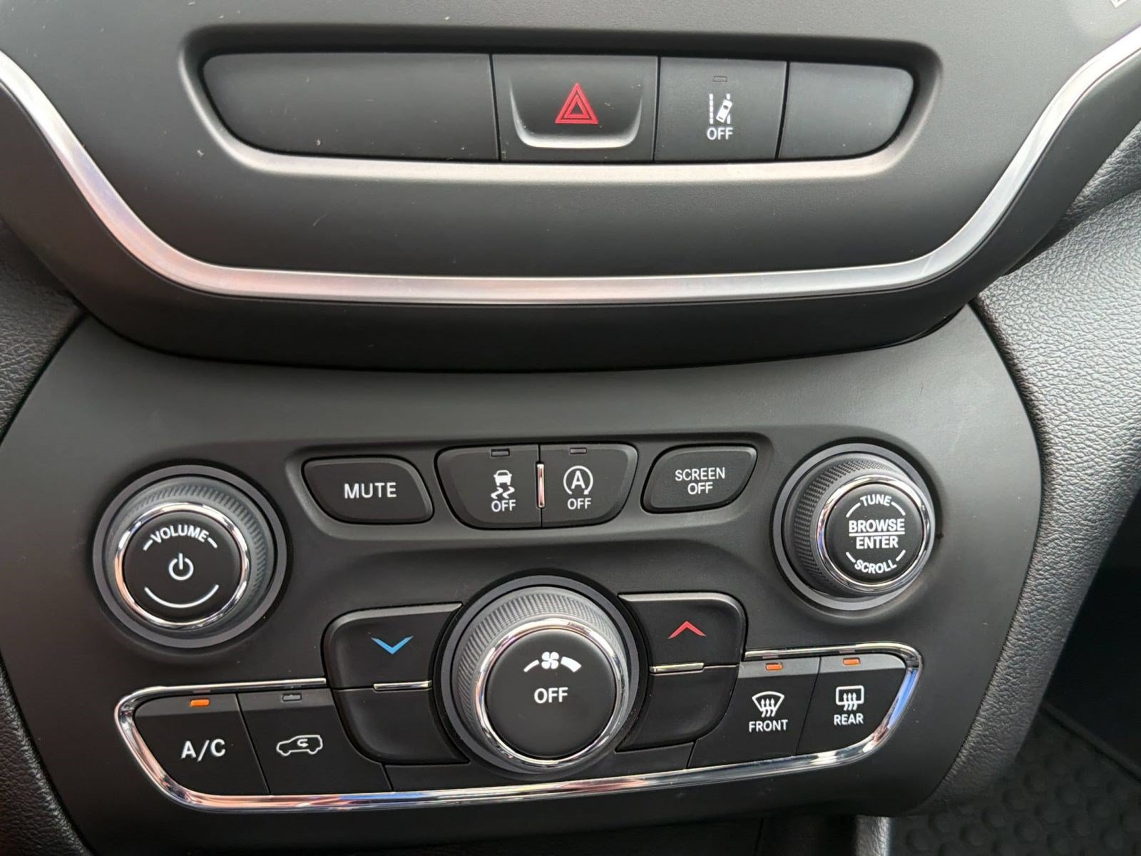 Used 2022 Jeep Cherokee Latitude w/ Sun & Sound Group AWD/4WD image 19