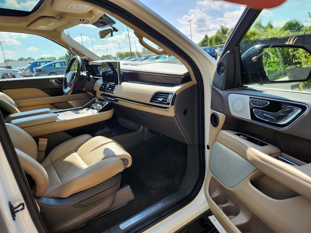 Used 2022 Lincoln Navigator Reserve image 14