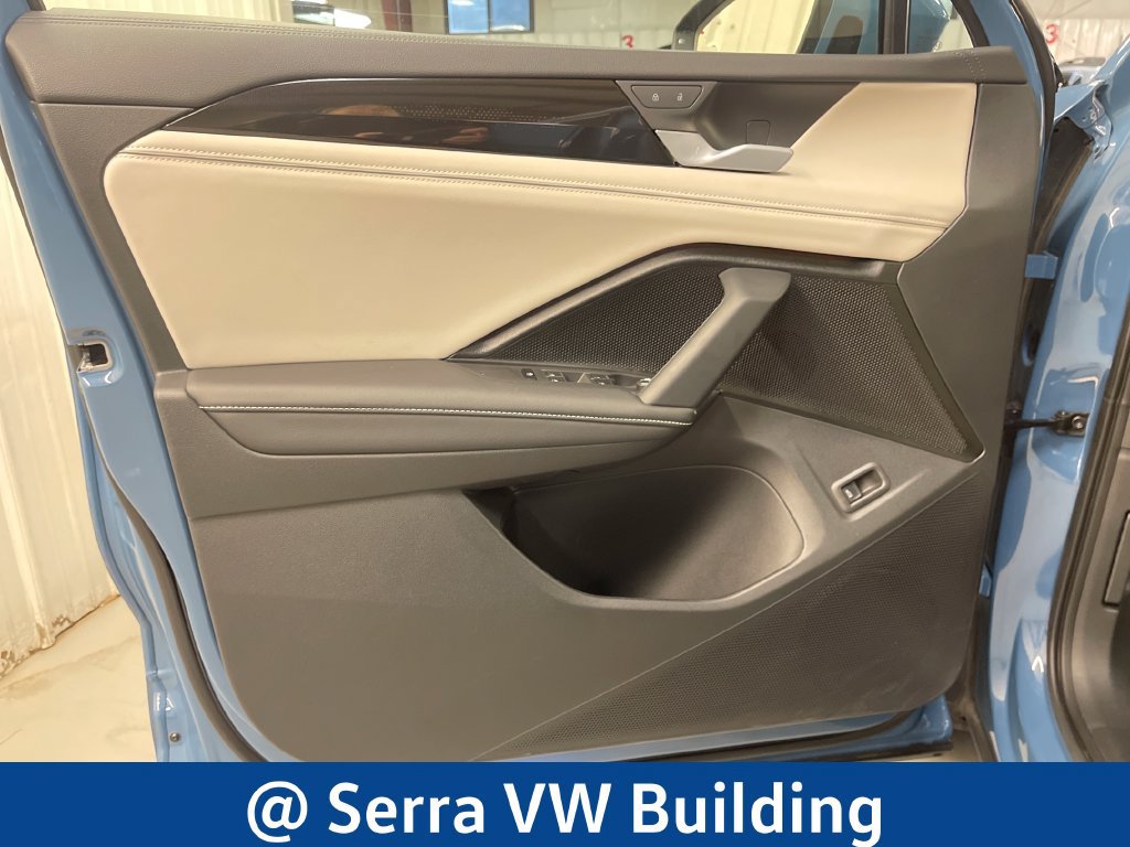 Used 2025 Volkswagen Tiguan SEL R-Line AWD/4WD image 17