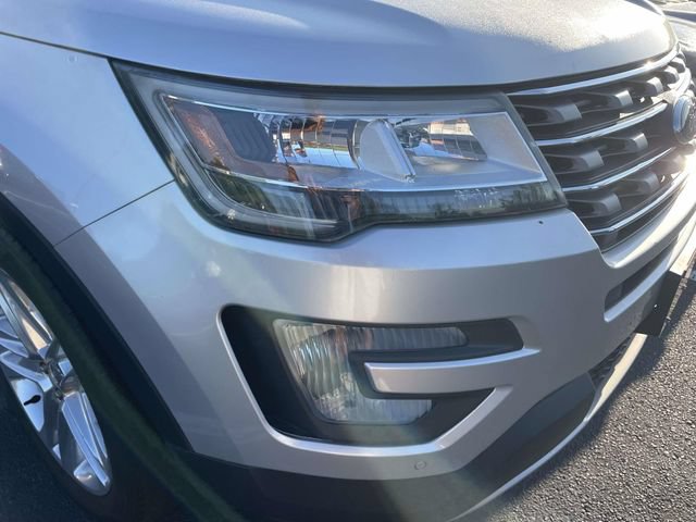 Used 2017 Ford Explorer XLT w/ Equipment Group 202A FWD image 3