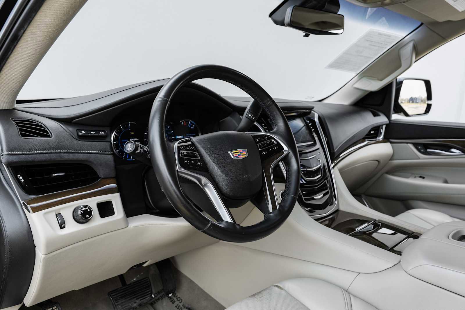 Used 2019 Cadillac Escalade Luxury image 3