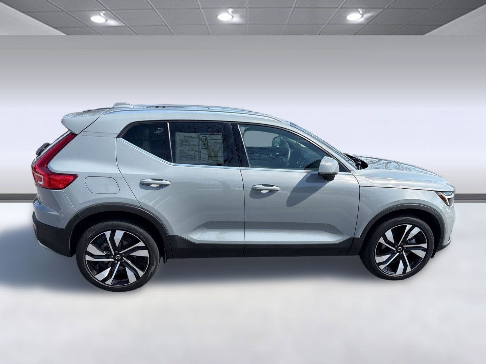 Certified 2024 Volvo XC40 B5 Plus w/ Protection Package Premier image 8