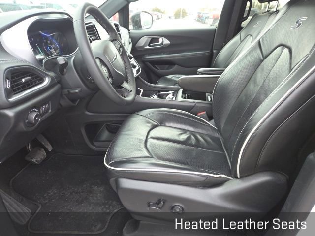 Used 2025 Chrysler Pacifica Limited image 9