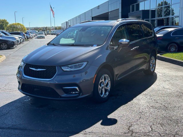 Used 2021 Chrysler Pacifica Limited w/ Premium & Safety Sphere Group AWD/4WD image 3