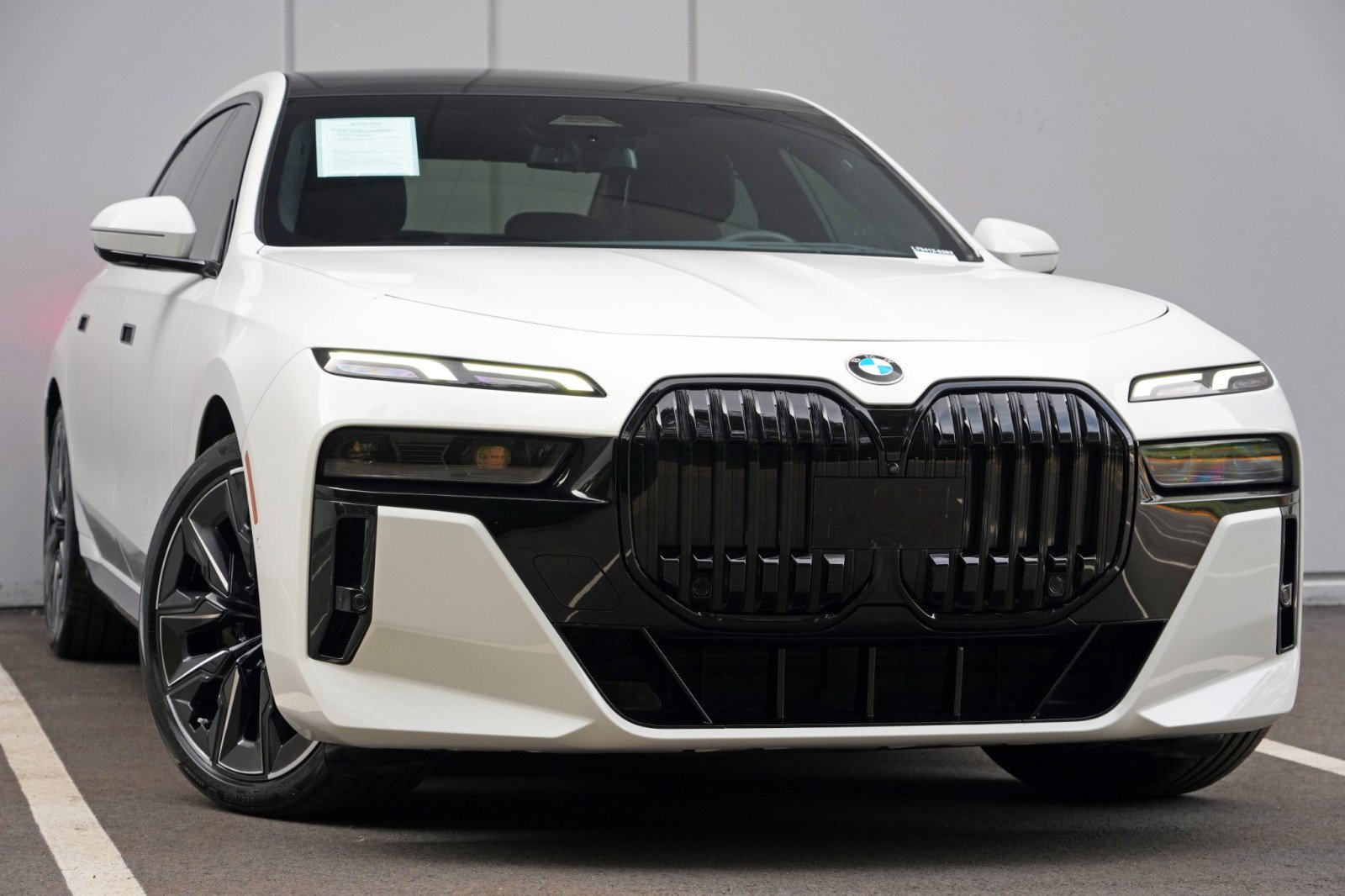 Used 2023 BMW 740i w/ Parking Assistance Package RWD image 4
