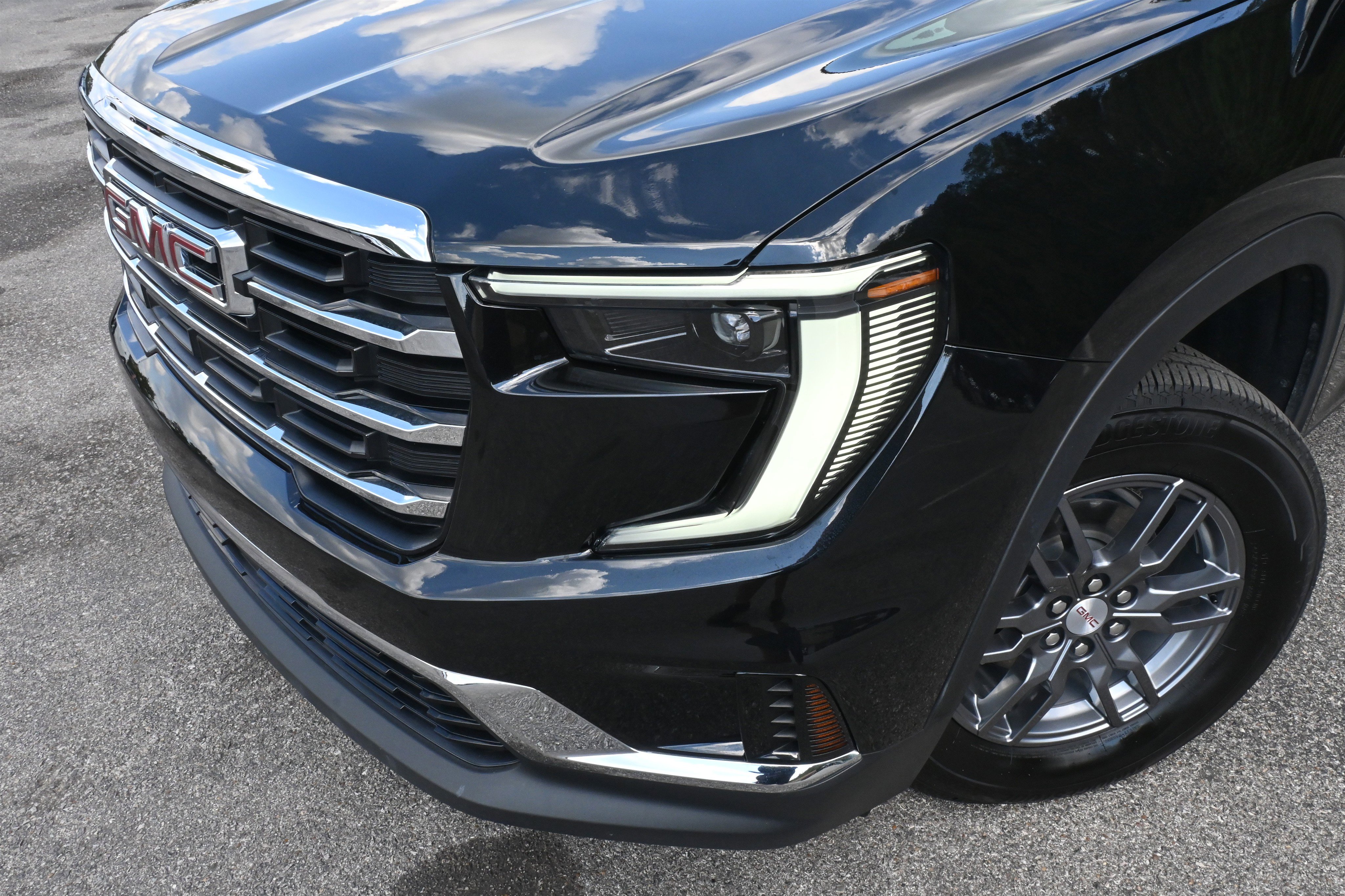 Used 2025 GMC Acadia Elevation image 13