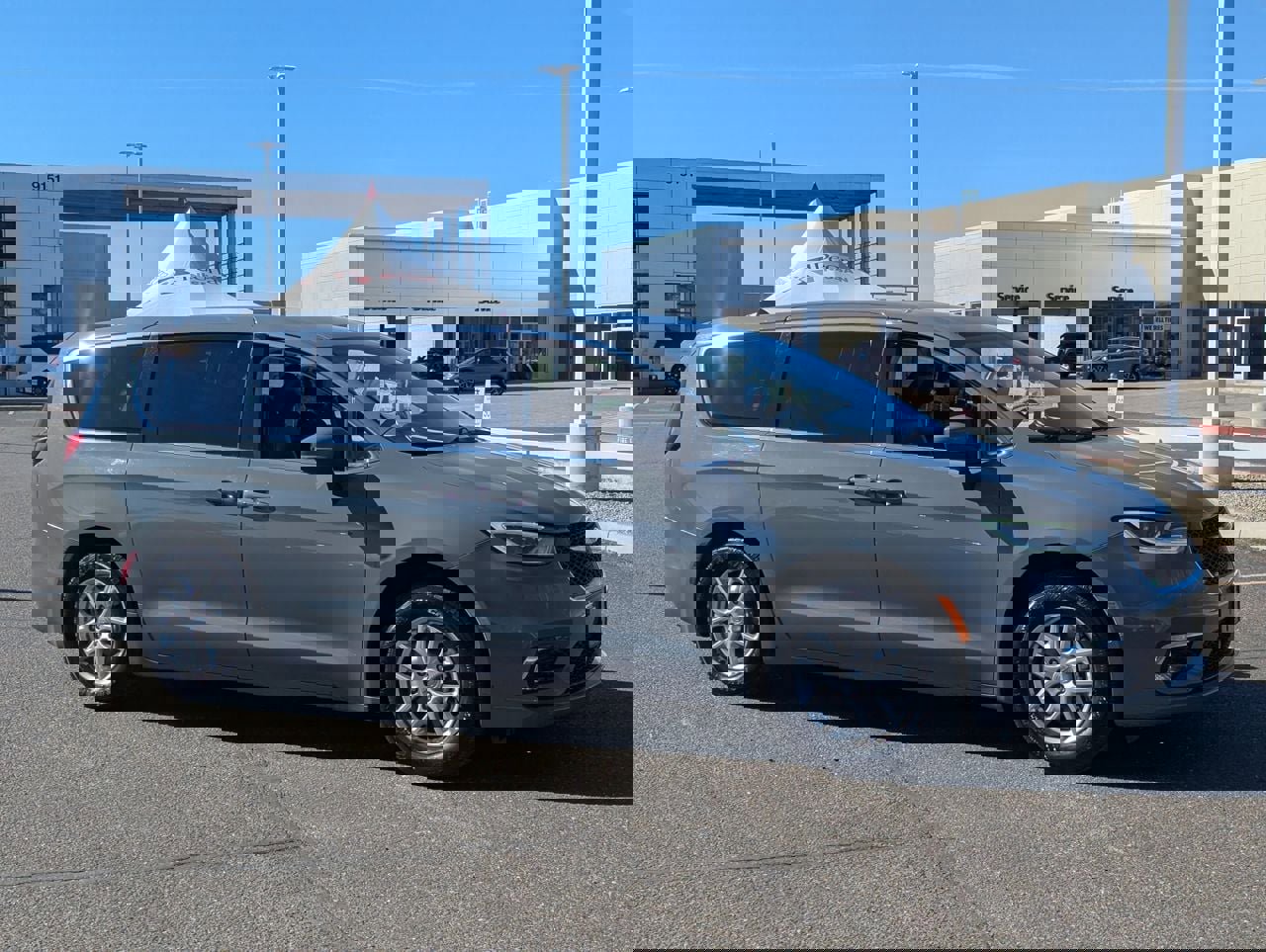 Used 2023 Chrysler Pacifica Touring-L FWD image 7