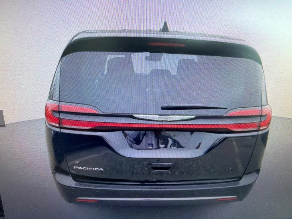 Used 2024 Chrysler Pacifica Touring-L FWD image 4