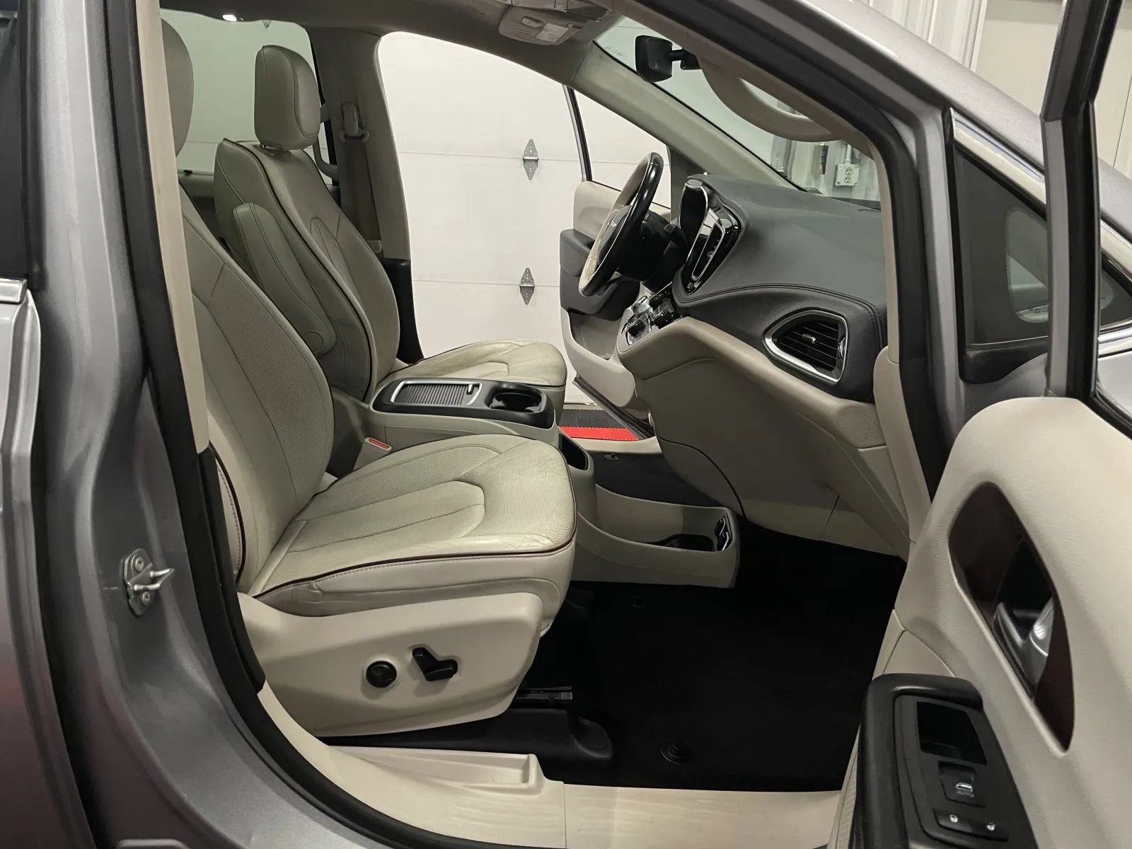 Used 2020 Chrysler Pacifica Limited FWD image 43