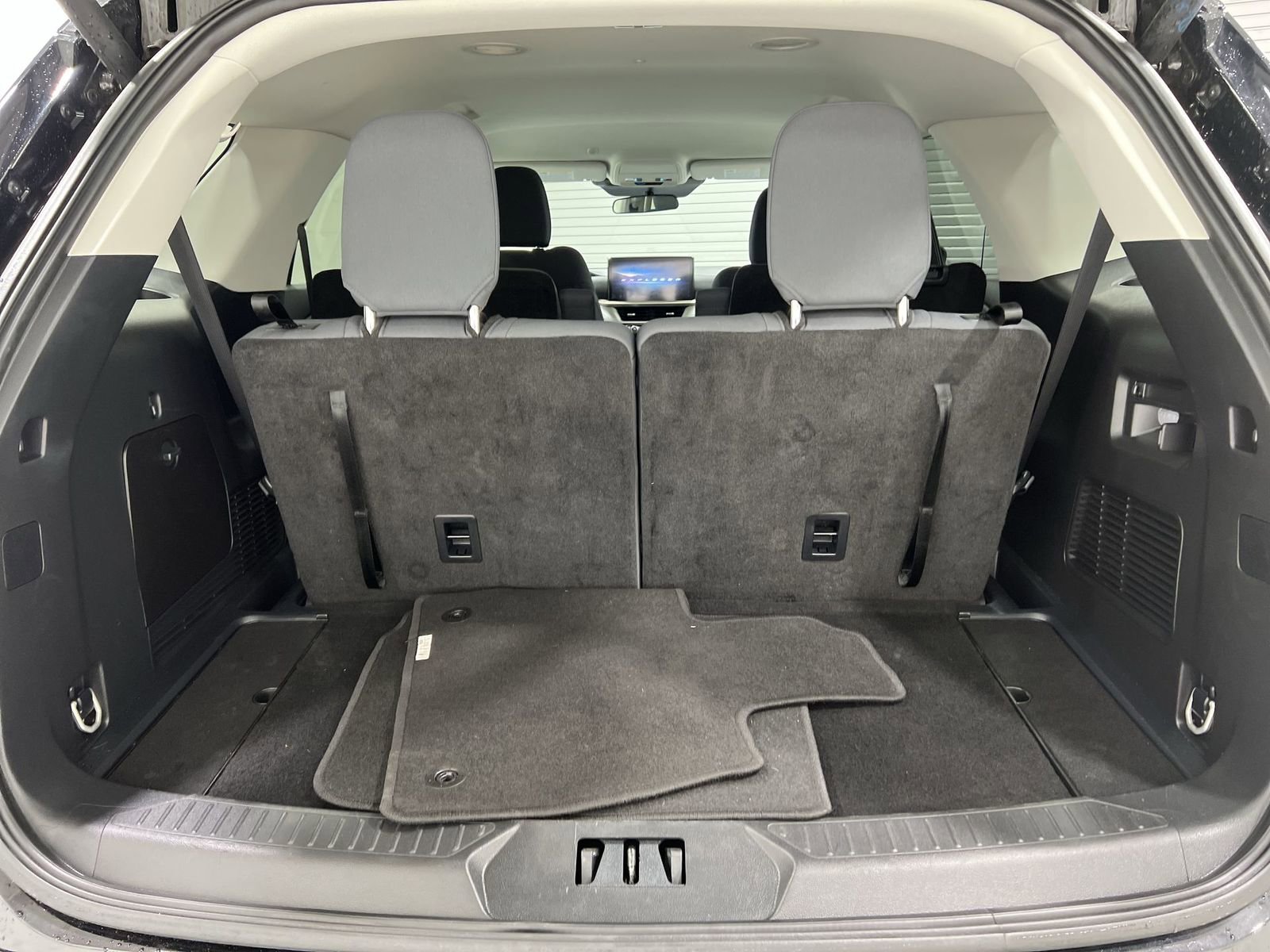 Used 2025 Ford Explorer Active image 24