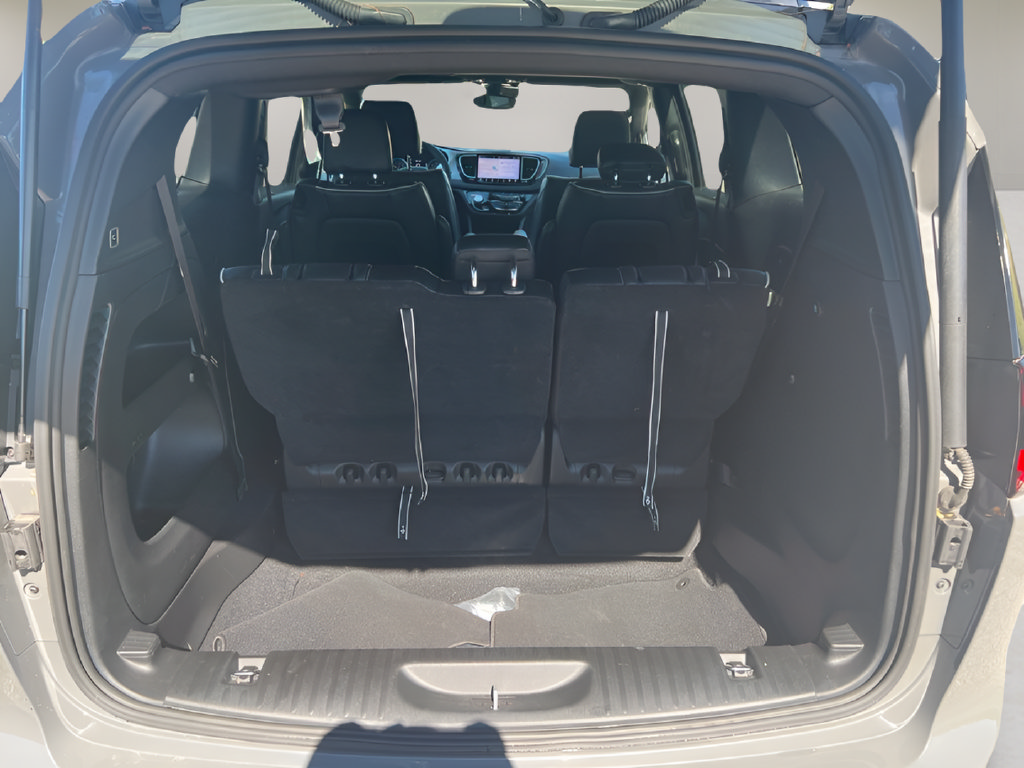 Used 2025 Chrysler Pacifica Limited FWD image 10