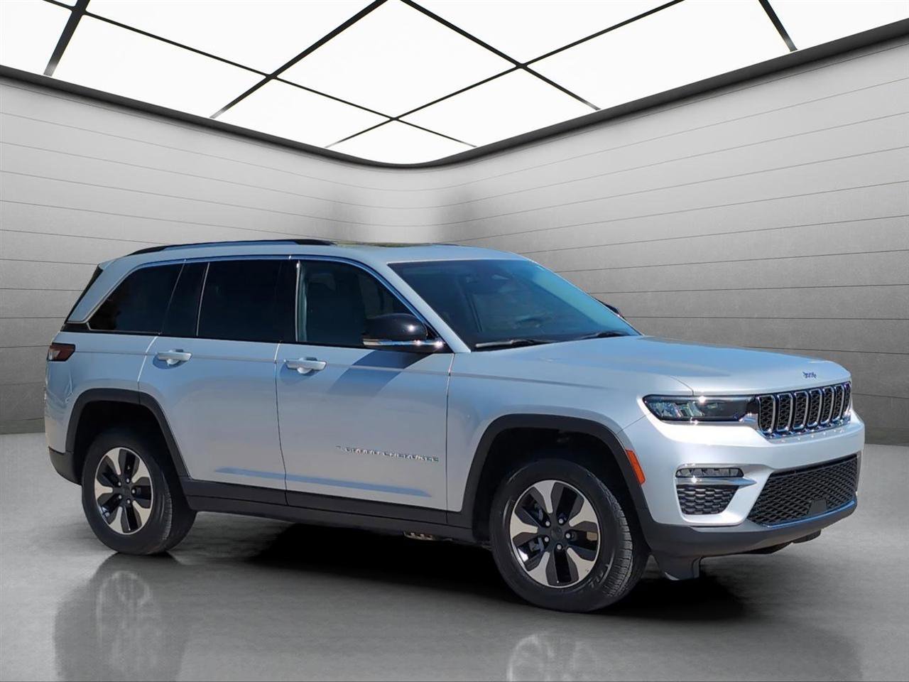 Used 2024 Jeep Grand Cherokee Limited 4xe image 3