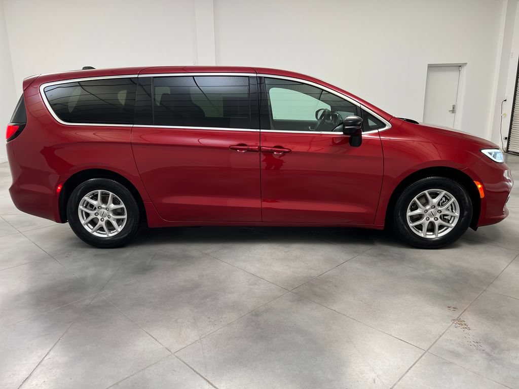 Used 2025 Chrysler Pacifica Select FWD image 10
