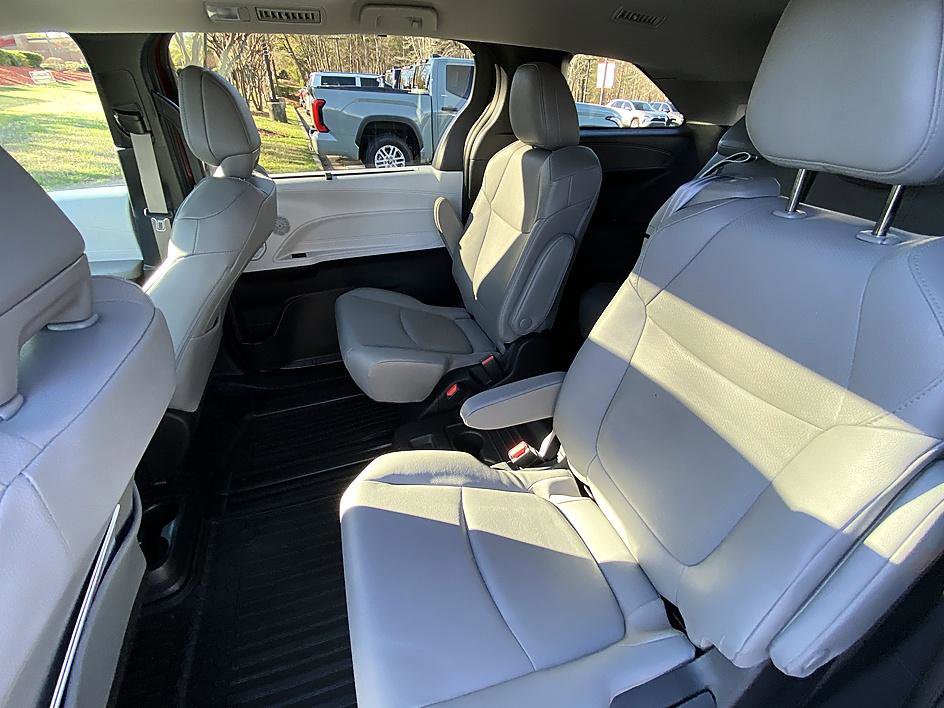 Certified 2025 Toyota Sienna XLE image 12