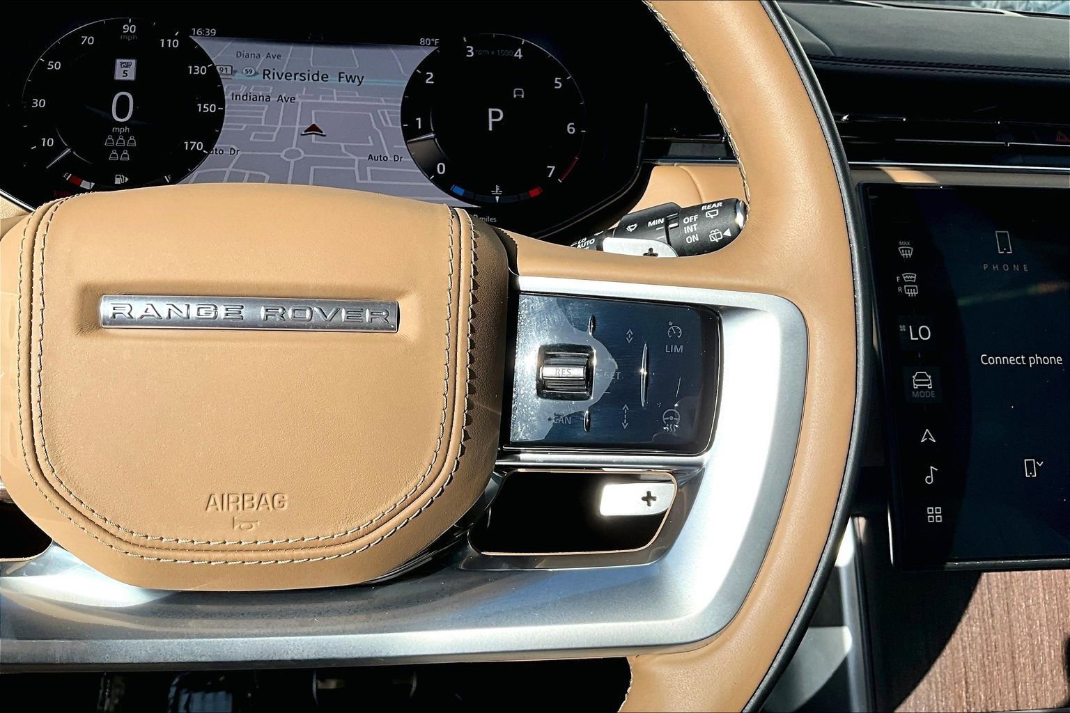 Used 2025 Land Rover Range Rover Long Wheelbase SE image 18