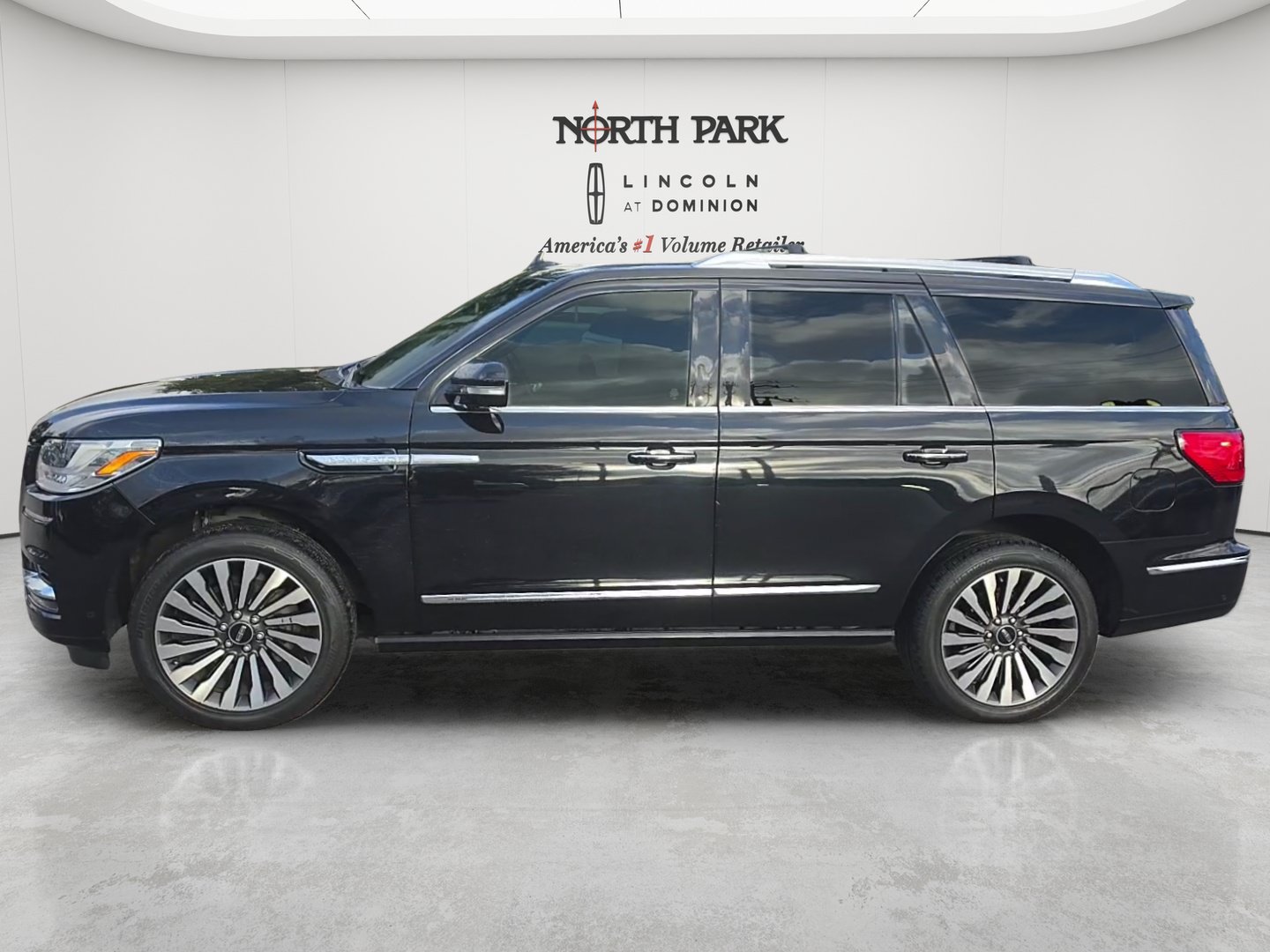 Used 2021 Lincoln Navigator Reserve w/ Luxury Package RWD image 2