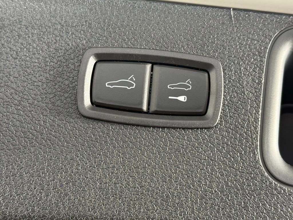 New 2026 Porsche Macan image 18