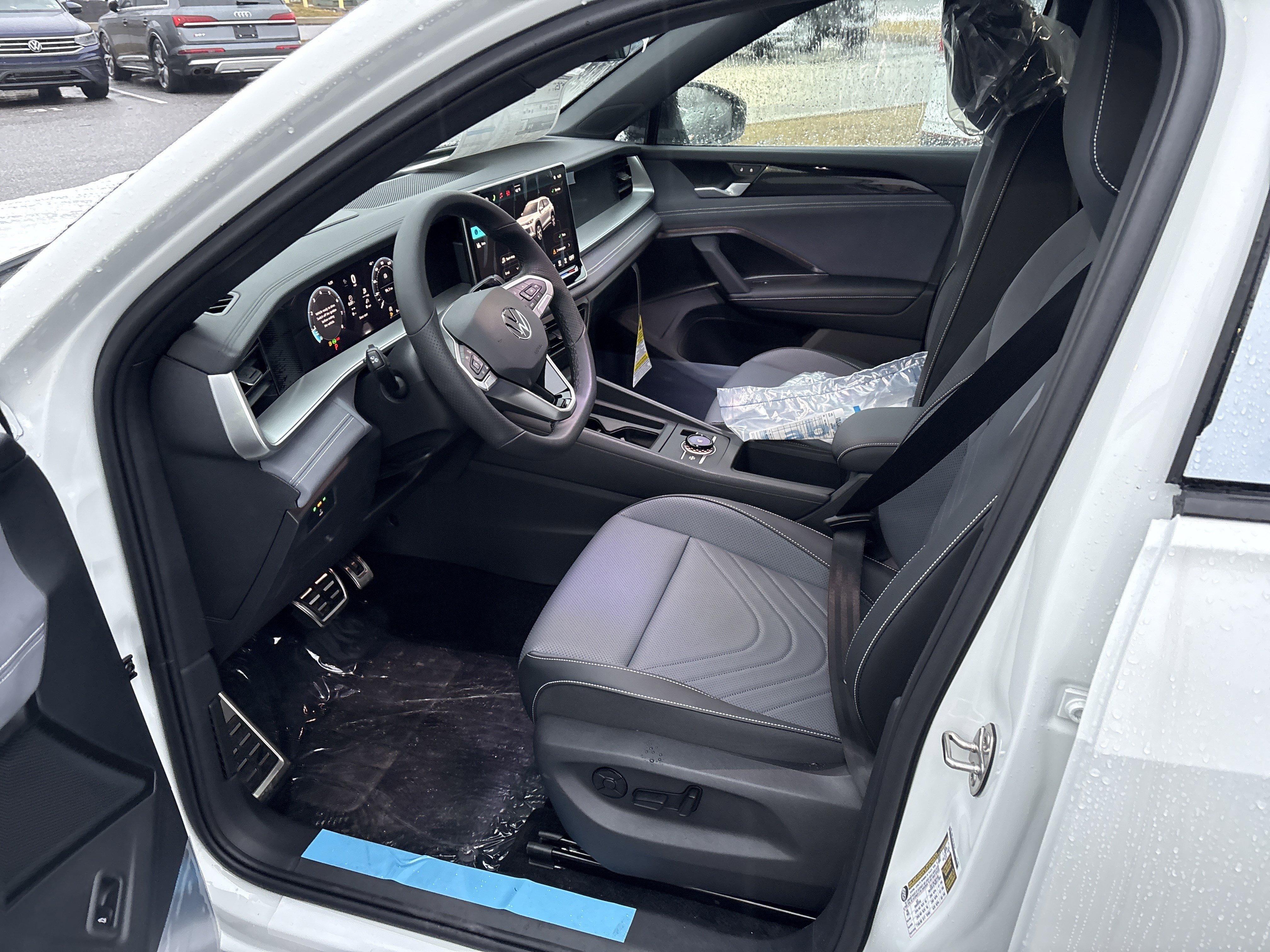 New 2026 Volkswagen Tiguan SE R-Line AWD/4WD image 9
