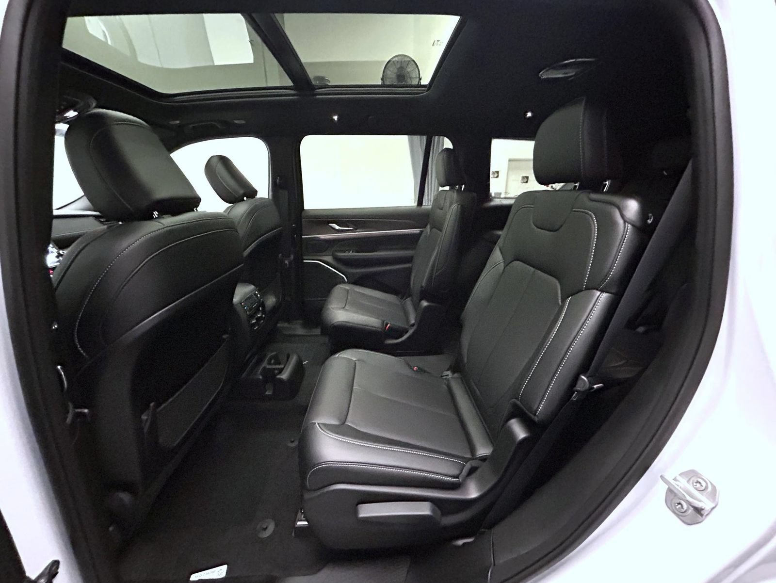 New 2027 Jeep Grand Cherokee L Limited AWD/4WD image 19