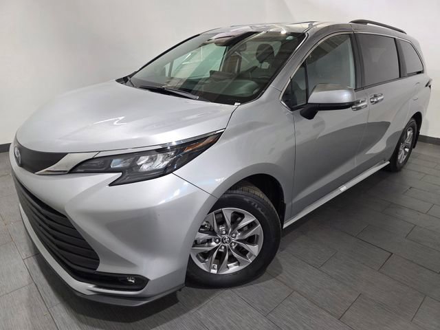 Used 2025 Toyota Sienna XLE w/ XLE Plus Package AWD/4WD image 1