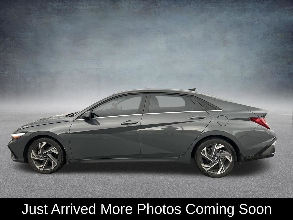 Used 2025 Hyundai Elantra Limited image 2