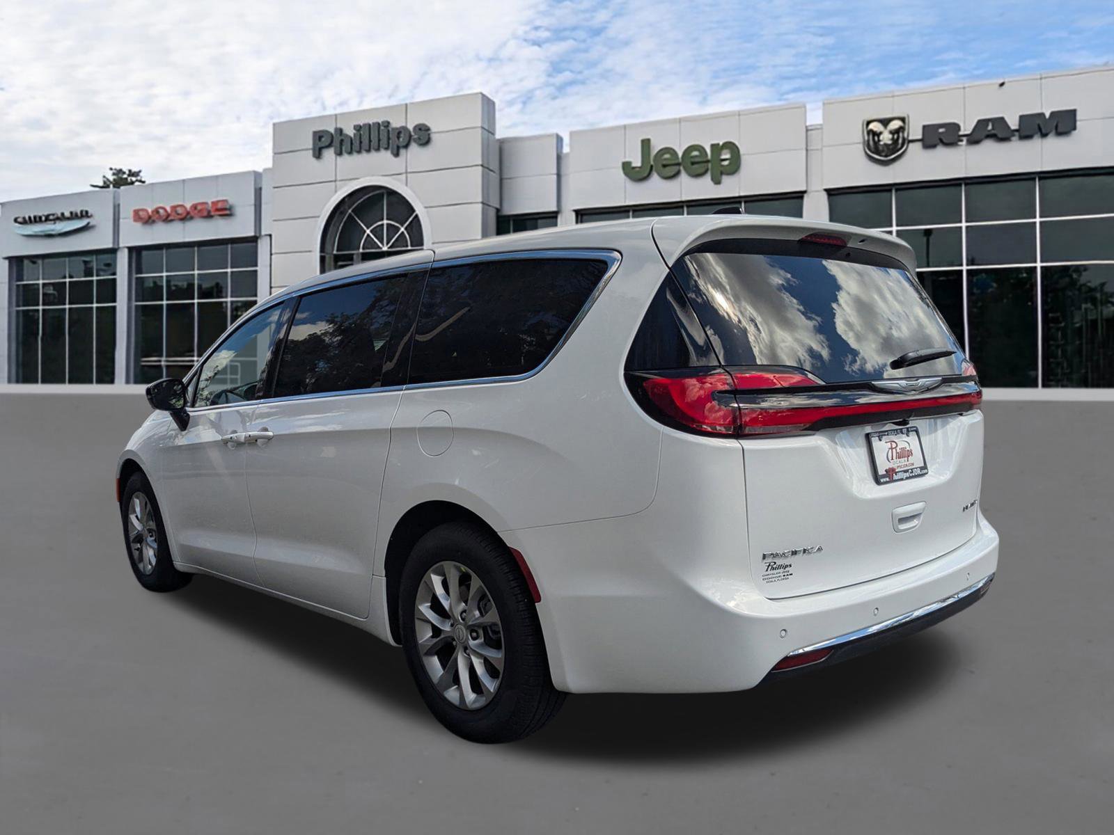 New 2026 Chrysler Pacifica Limited FWD image 5