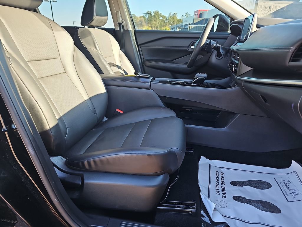 Used 2025 Nissan Rogue SV w/ SV Premium Package image 12