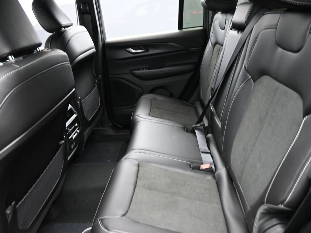 New 2025 Jeep Grand Cherokee Altitude image 13