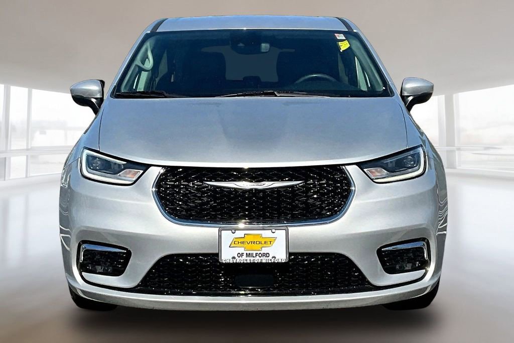 Used 2023 Chrysler Pacifica Touring-L image 2