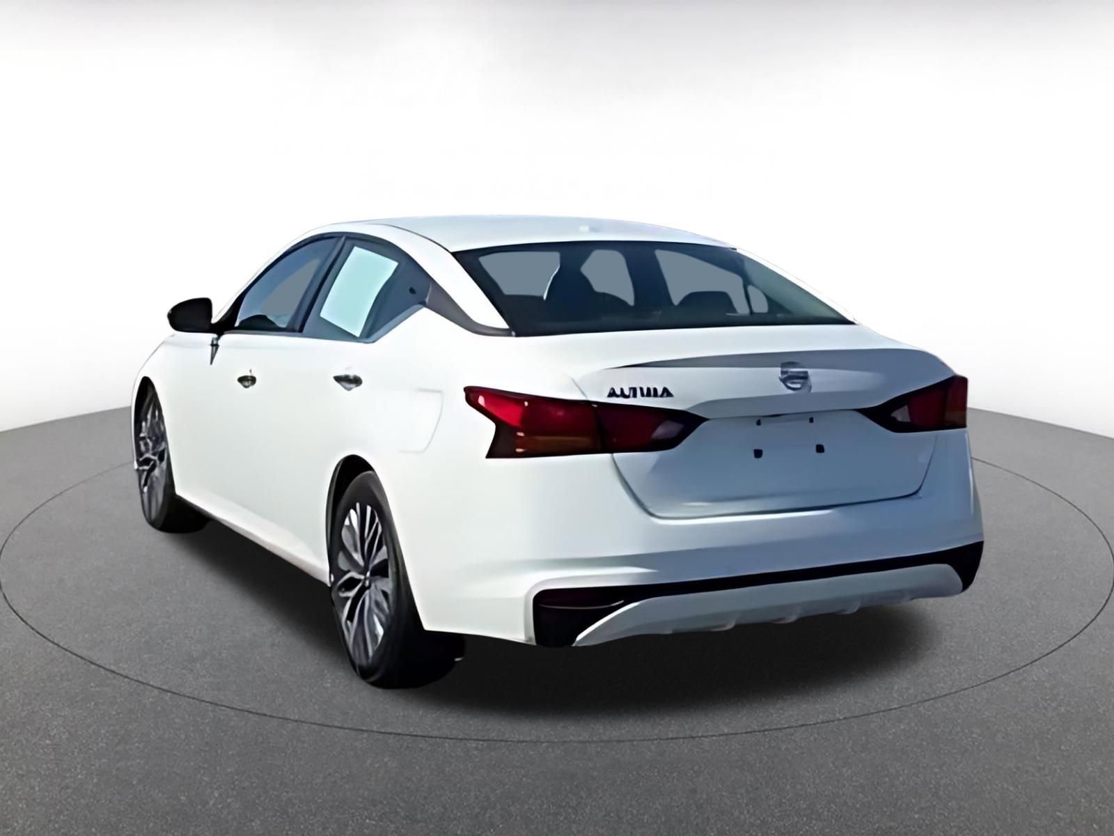 Used 2025 Nissan Altima 2.5 SV FWD image 15