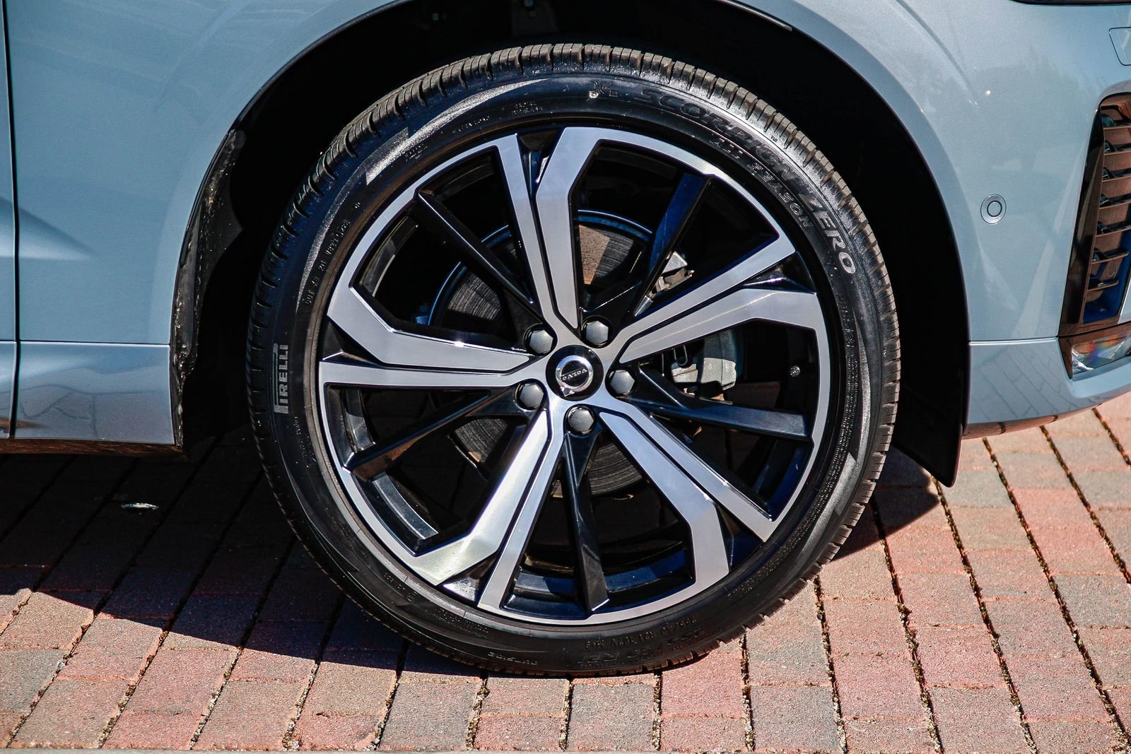 Used 2023 Volvo XC60 B5 Ultimate w/ Climate Package image 11