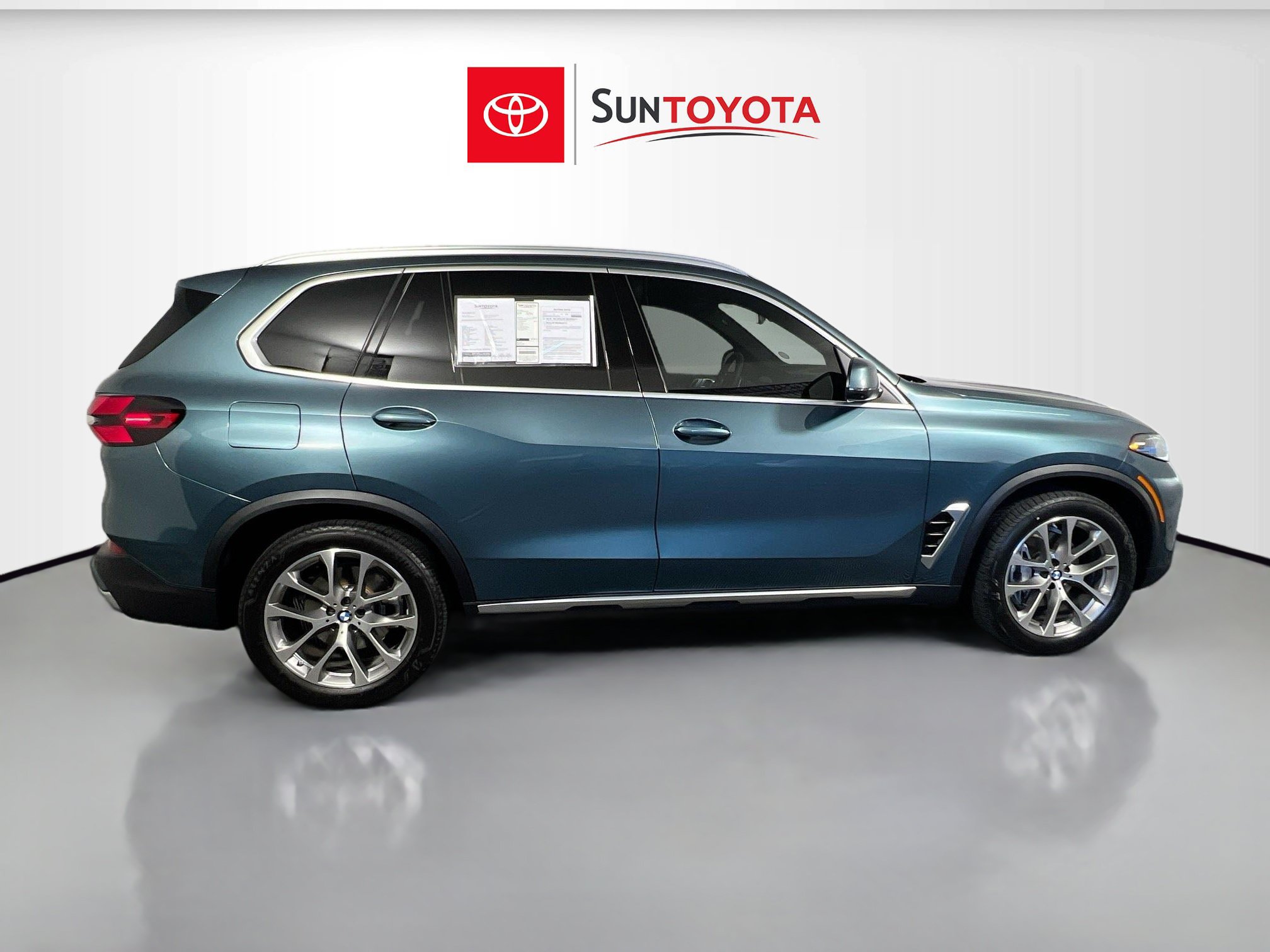 Used 2024 BMW X5 xDrive40i w/ Premium Package AWD/4WD image 2