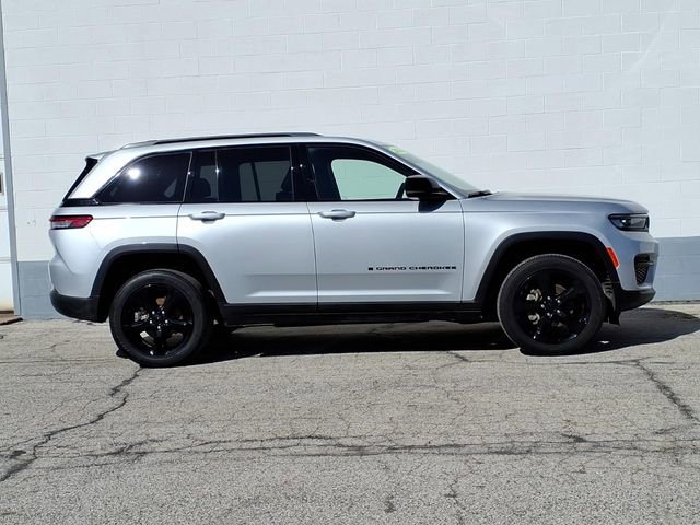 Used 2024 Jeep Grand Cherokee Altitude image 2