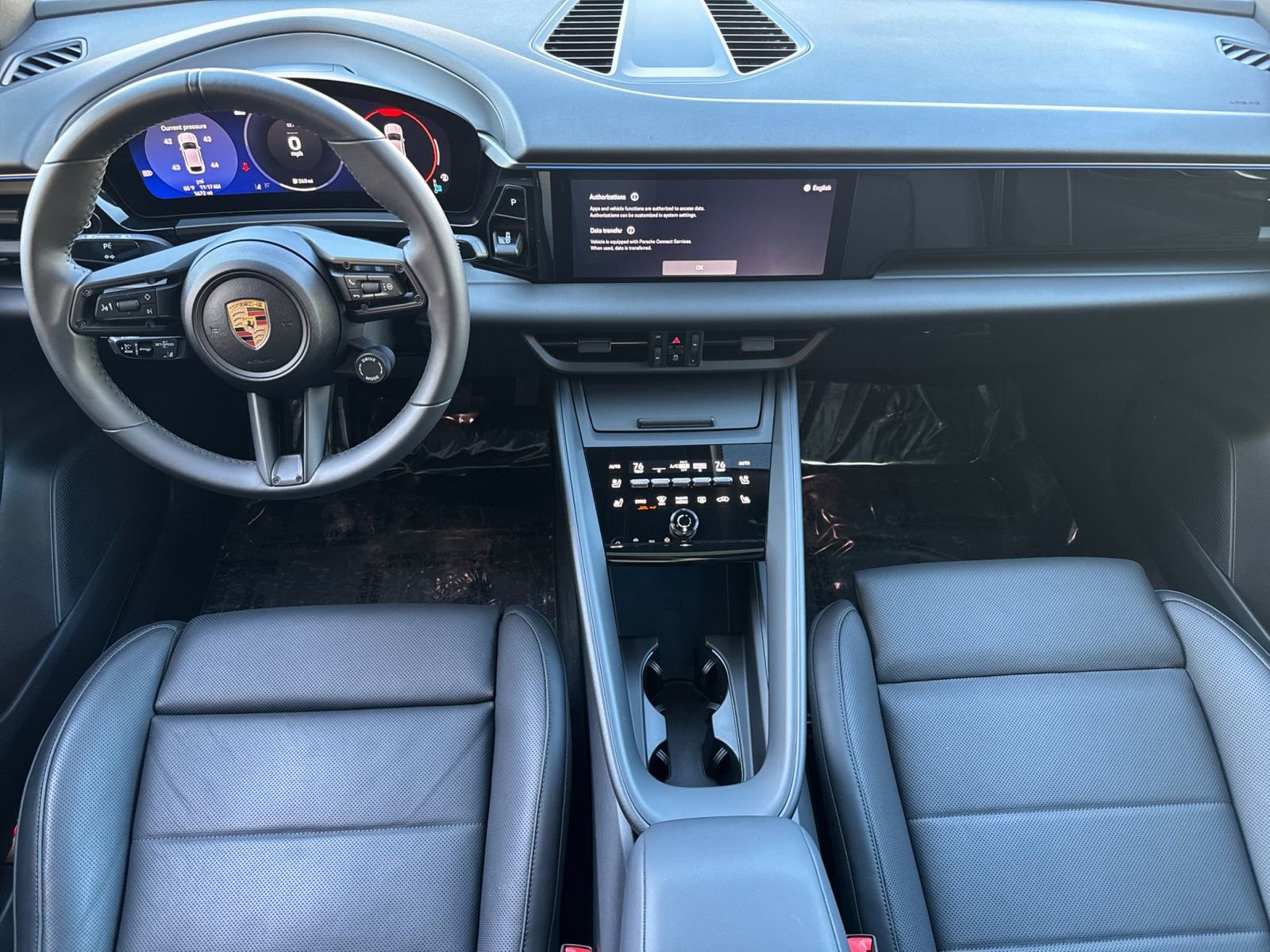 Certified 2025 Porsche Macan Electric image 6