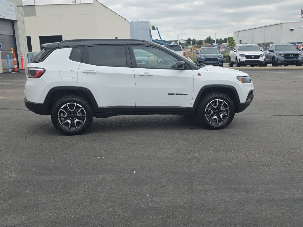 Used 2025 Jeep Compass Trailhawk AWD/4WD image 10