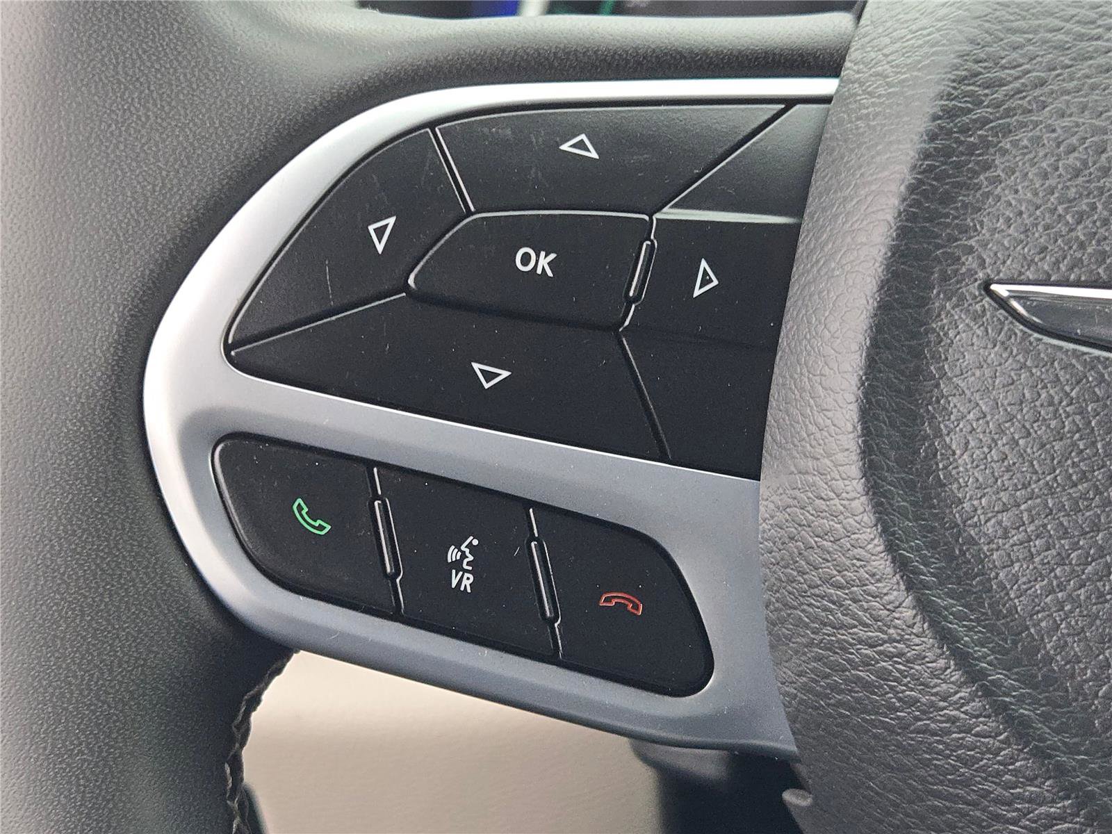 Certified 2024 Chrysler Pacifica Select image 32