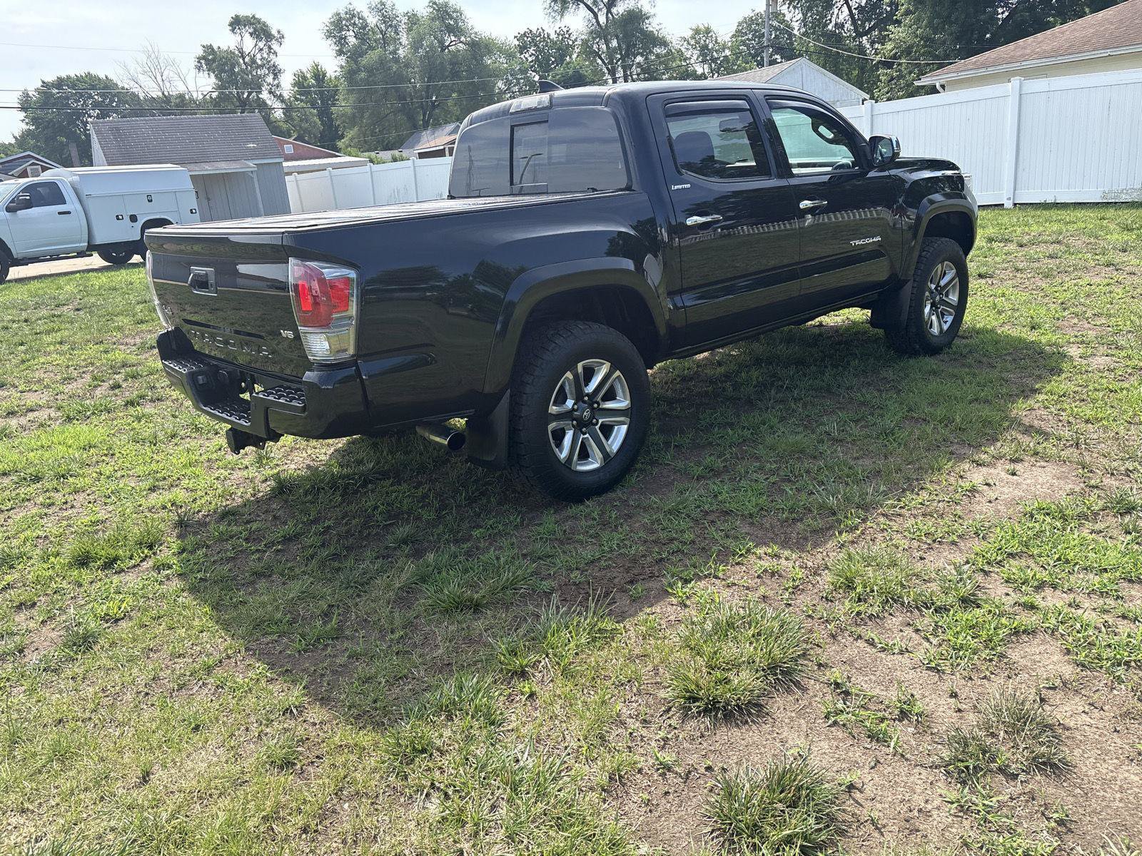 Used 2017 Toyota Tacoma Limited w/ Tow Package AWD/4WD image 5