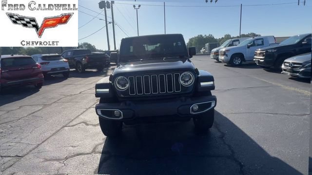Used 2024 Jeep Wrangler Unlimited Sahara w/ Technology Group AWD/4WD image 3