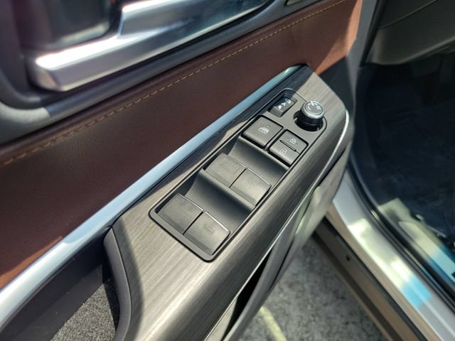 Used 2024 Toyota Venza XLE AWD/4WD image 12