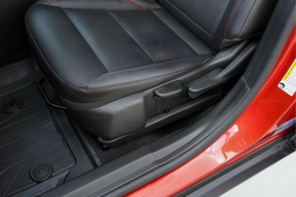 Used 2024 Chevrolet Trax RS w/ Sunroof Package FWD image 11