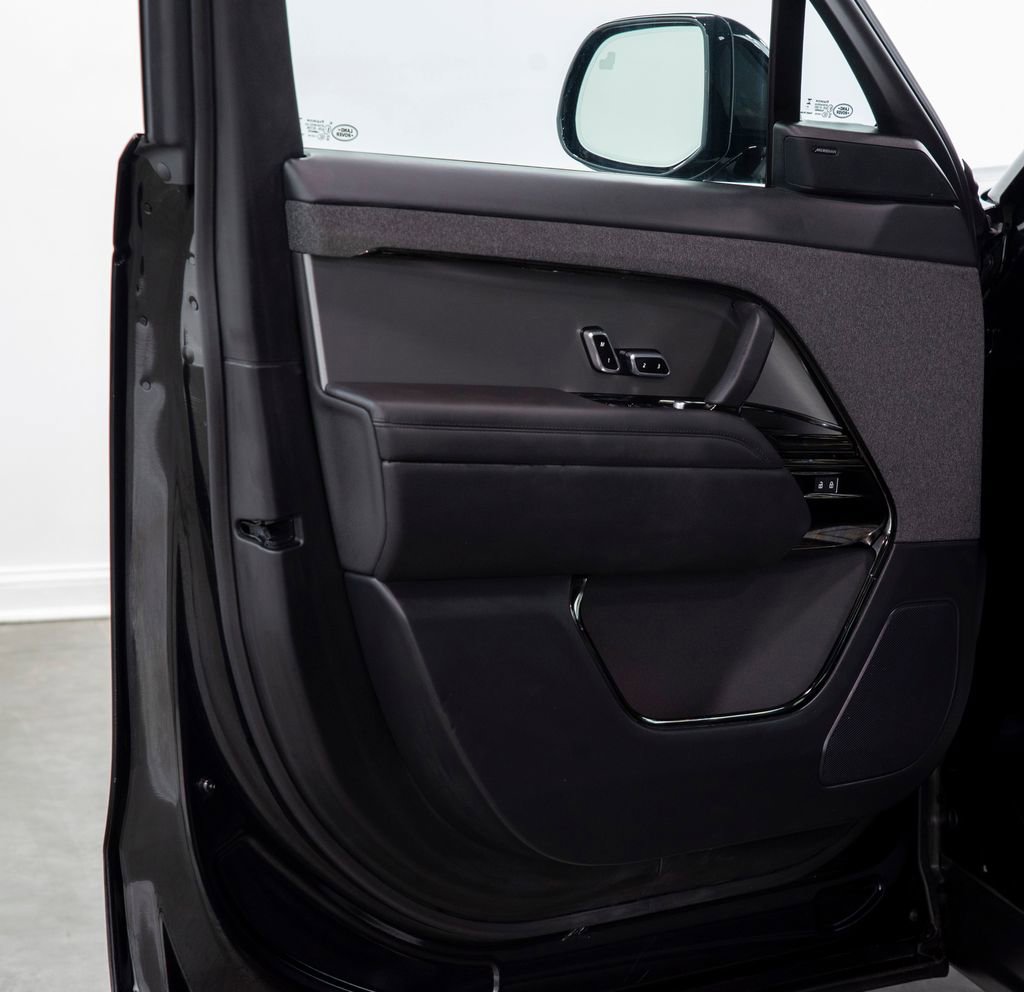 Used 2025 Land Rover Range Rover Sport SE image 6