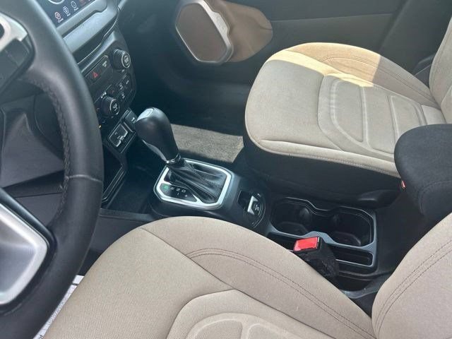 Used 2020 Jeep Renegade Latitude FWD image 28