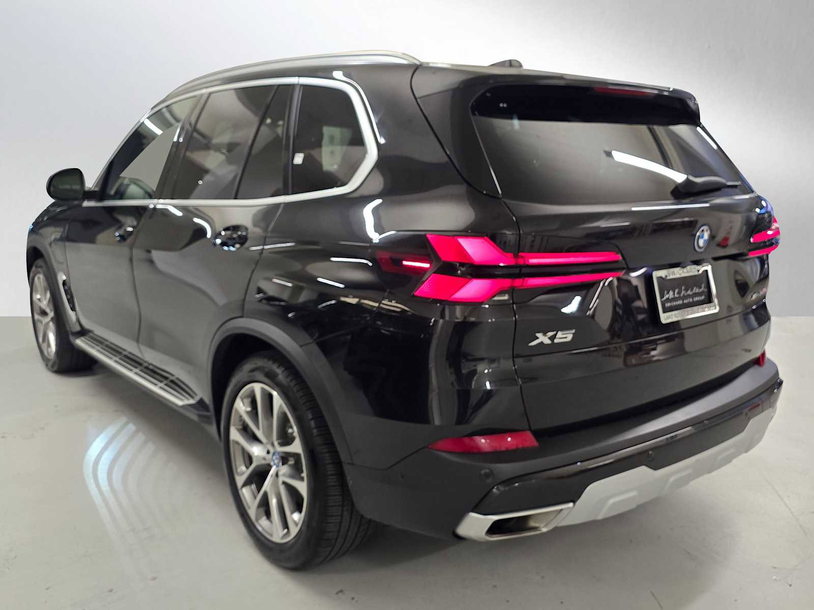 Used 2025 BMW X5 xDrive50e image 3